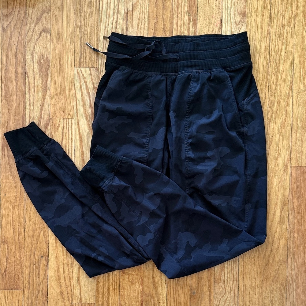Lululemon sz 4 Dance Studio Mid Rise Black Camo Joggers great pre owned cond - Picture 2 of 6